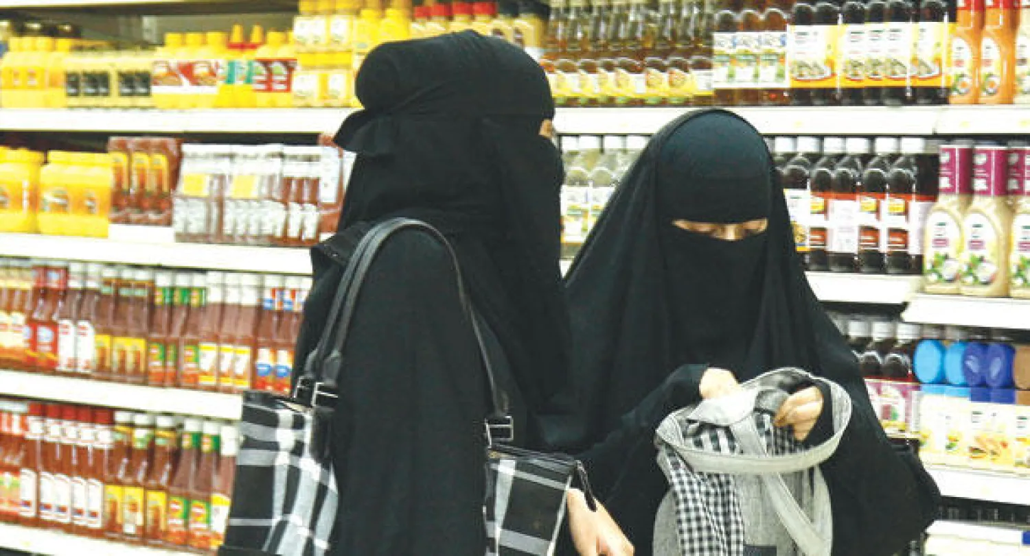 المستهلكون في السوق السعودية بدأوا خلال هذه الأيام عمليات شراء السلع الغذائية الرمضانية («الشرق الأوسط»)