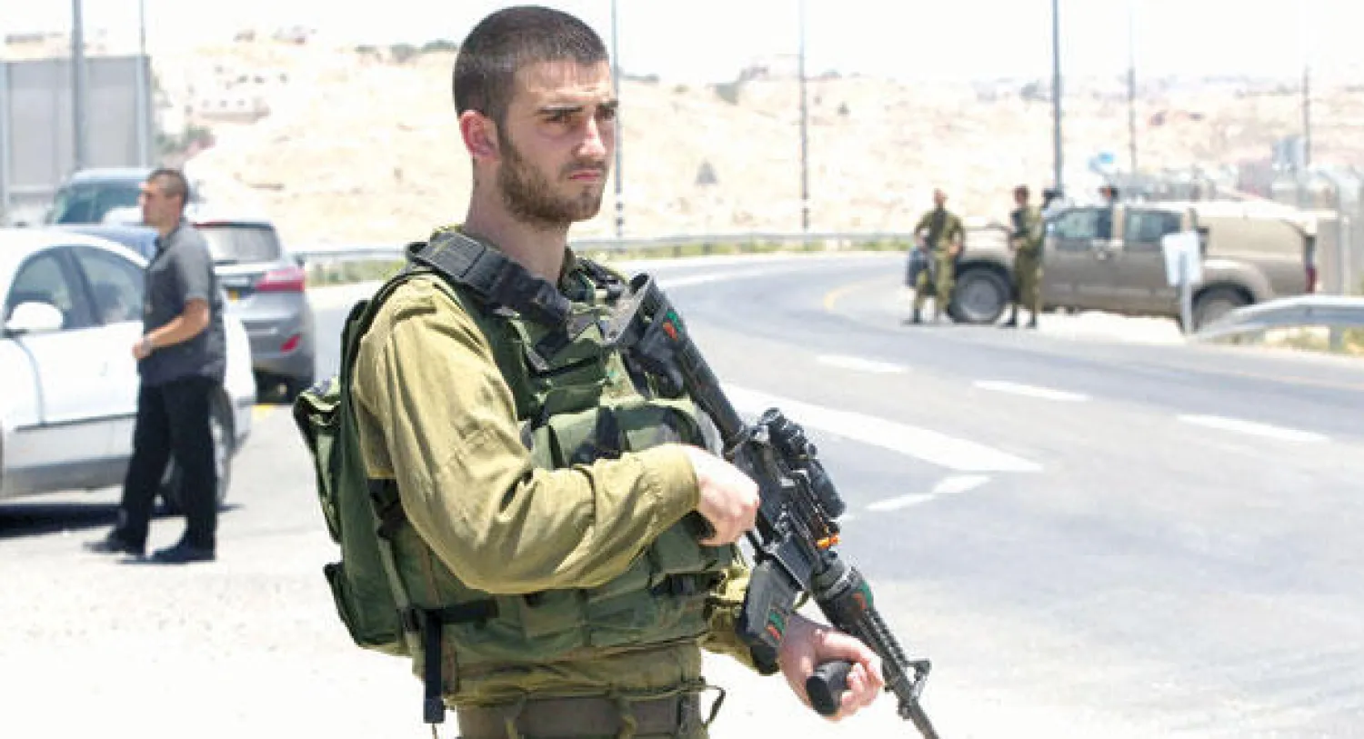 انتشار عسكري إسرائيلي في مدينة الخليل في الضفة الغربية، أمس،  بحثا عن ثلاثة شبان فقدوا منذ الخميس الماضي «رويترز»