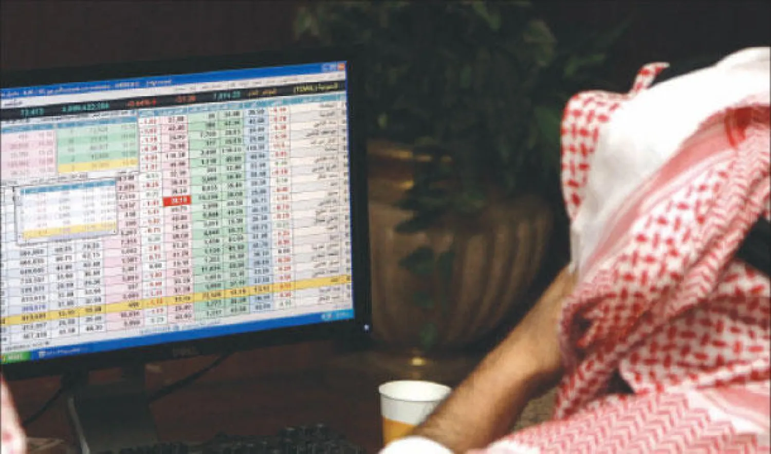 مؤشر سوق الأسهم السعودية أغلق أمس عند مستويات 9717 نقطة («الشرق الأوسط»)