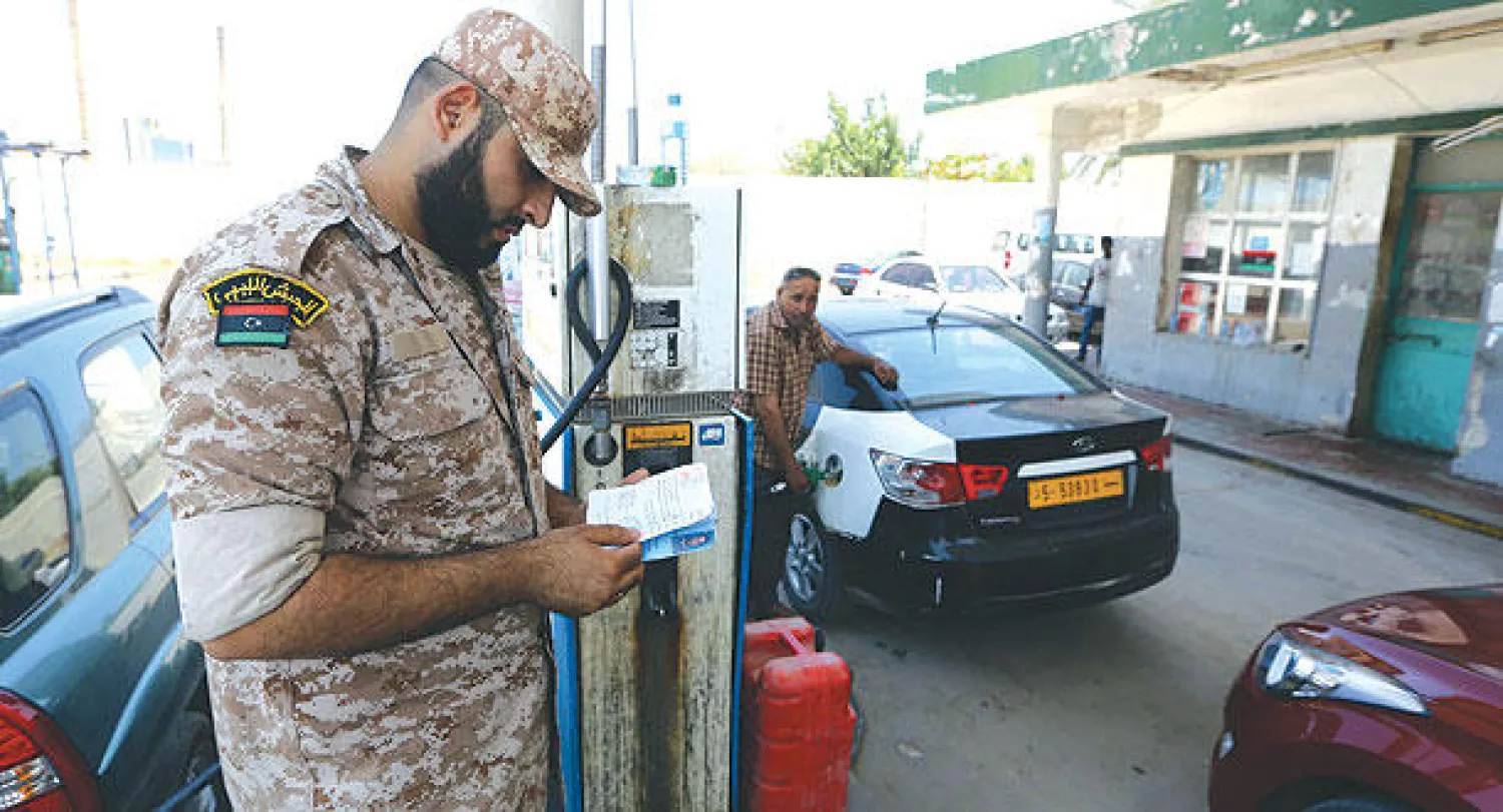 عسكري ليبي خلال حراسة إحدى محطات الوقود في العاصمة طرابلس أمس (أ.ف.ب)