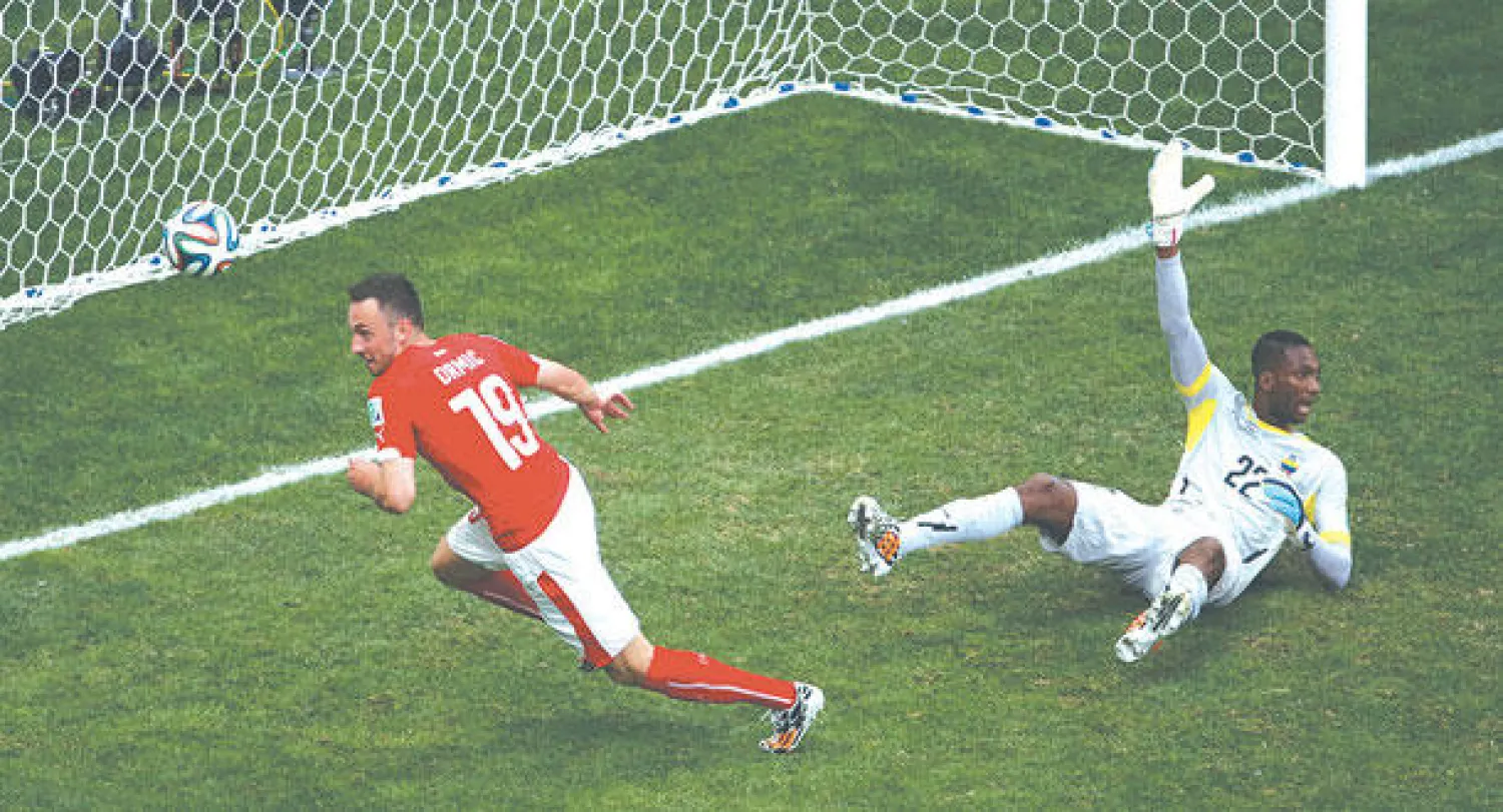 السويسري سيفيروفيتش يسجل في مرمى الإكوادور في الوقت القاتل (رويترز)