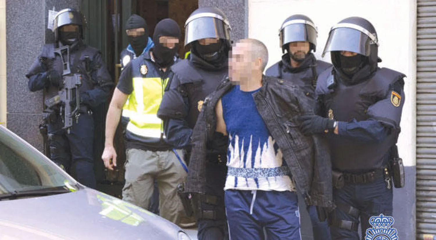 الشرطة الإسبانية لحظة اعتقالها أحد عناصر الشبكة الجهادية التي أعلنت تفكيكها في مدريد أمس (إ.ب.أ)