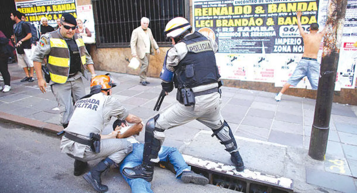 رجال مكافحة الشغب يلقون القبض على أحد المحتجين البرازيليين بالقرب من ملعب ماركانا (رويترز)
