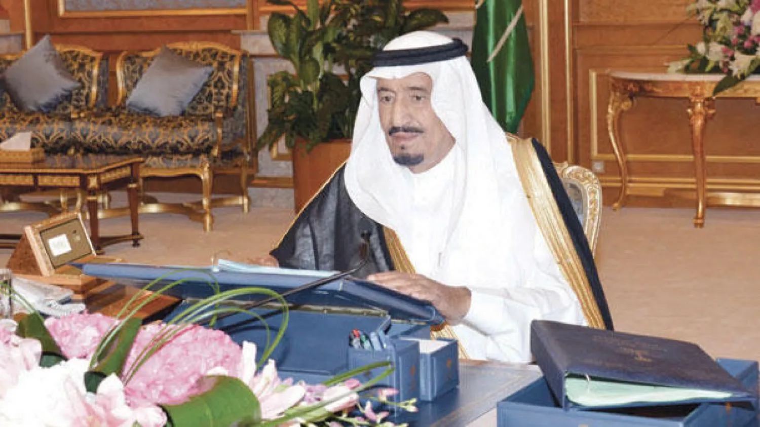 نائب خادم الحرمين الشريفين خلال ترؤسه جلسة مجلس الوزراء في جدة أمس (واس)