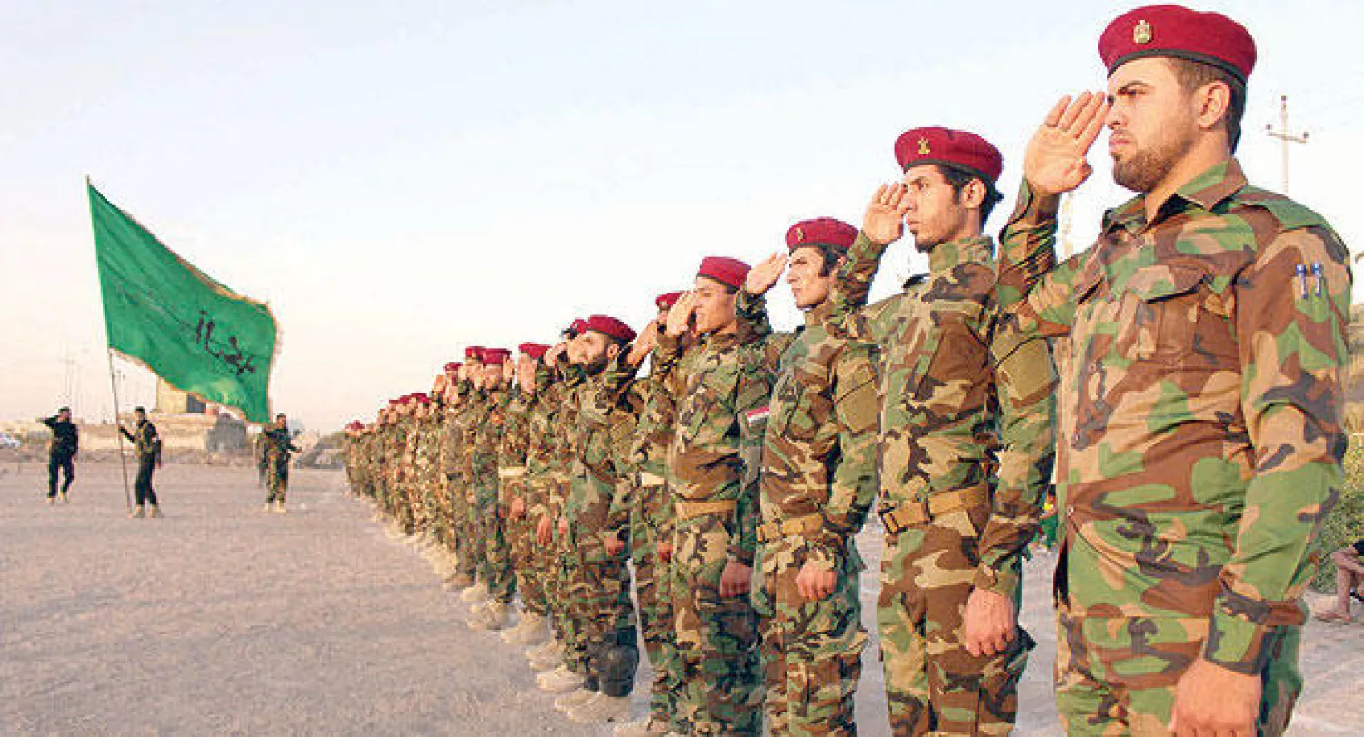 عناصر في «جيش المهدي» التابع لزعيم التيار الصدري مقتدى الصدر يحضرون تمرينا في البصرة أمس (أ.ف.ب)