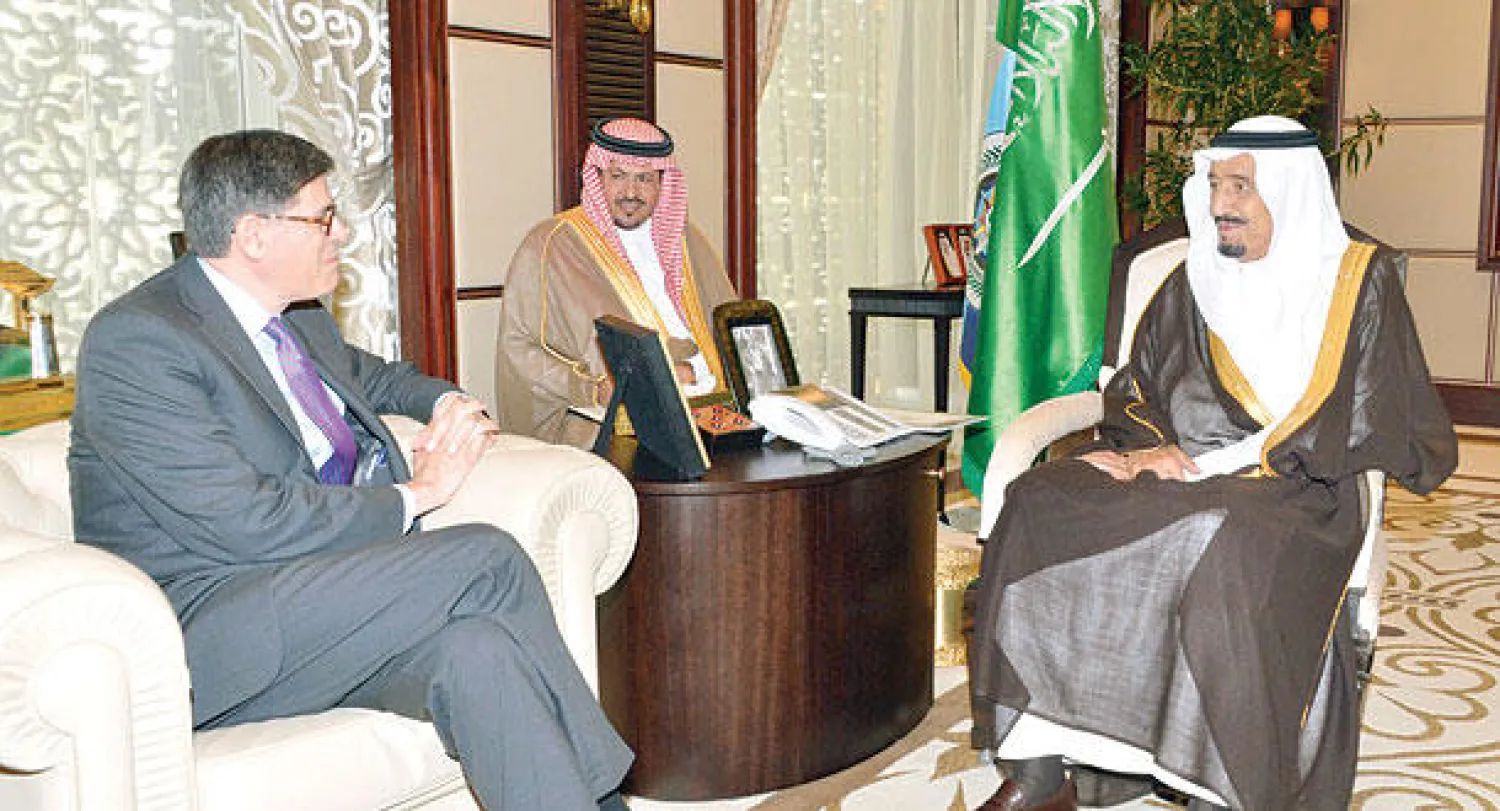 نائب خادم الحرمين الشريفين لدى لقائه وزير الخزانة الأميركي في جدة أمس (واس)
