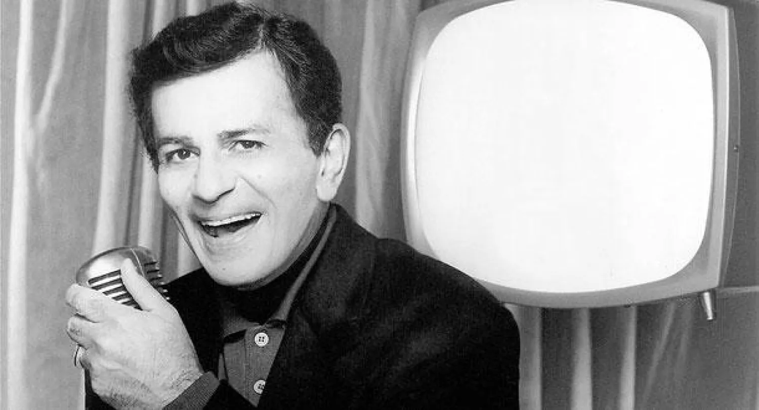 بدأ حياته الفنية والإعلامية في الخمسينات