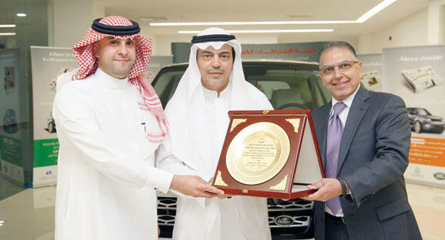 وائل الفايز يسلم مسؤولي الرعاة درعاً تذكارياً (تصوير: مشعل القدير)