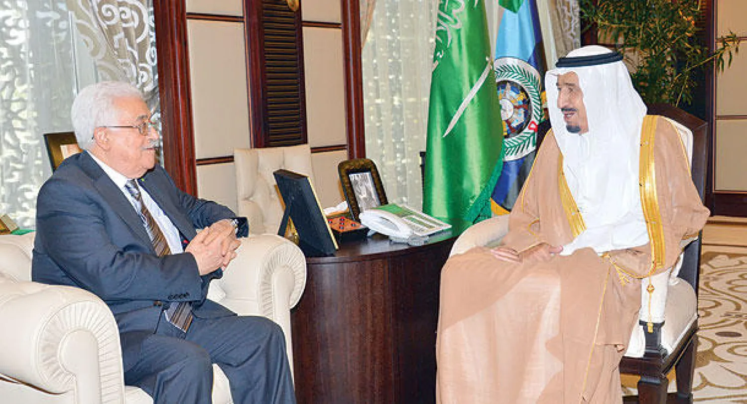 الأمير سلمان بن عبد العزيز لدى استقباله الرئيس الفلسطيني في جدة أمس (واس)