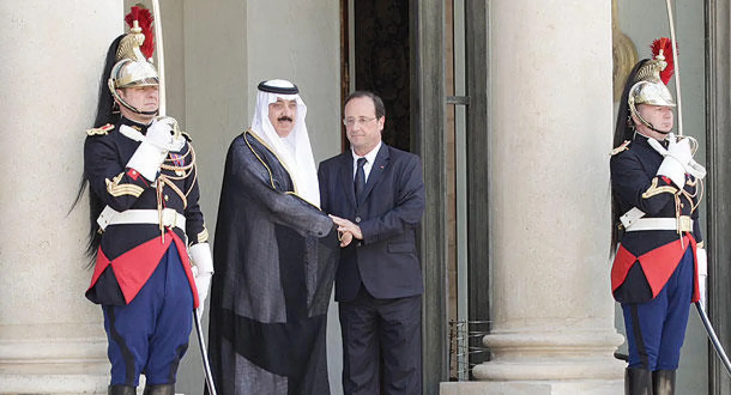 الرئيس الفرنسي لدى استقباله الأمير متعب بن عبد الله بن عبد العزيز في باريس أمس (واس)