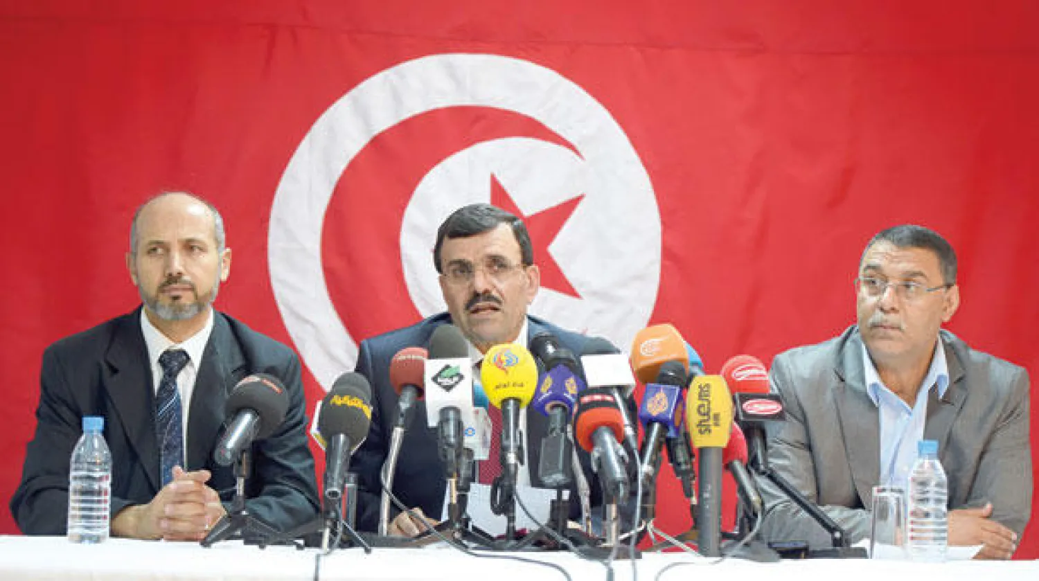 رئيس الوزراء السابق علي العريض يتوسط عجمي لوريمي (يسار) وعبد الحميد الجلاصي القياديين في حركة النهضة أثناء مؤتمر صحافي في تونس العاصمة أمس (أ ف ب)