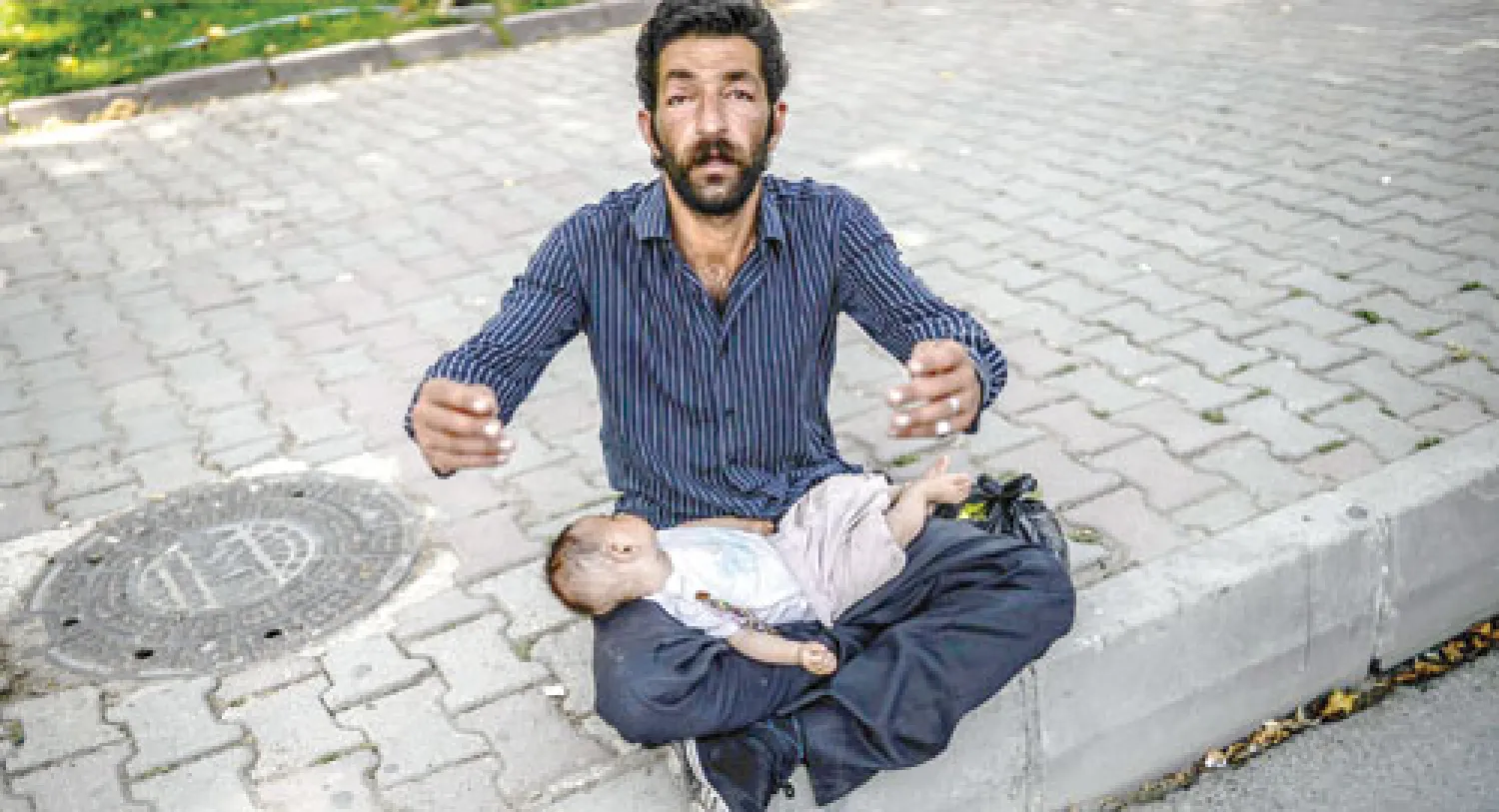 الرئيس الفرنسي فرانسوا هولاند لدى استقباله الرئيس اللبناني السابق ميشال سليمان في قصر الإليزيه بباريس أمس (أ.ب)