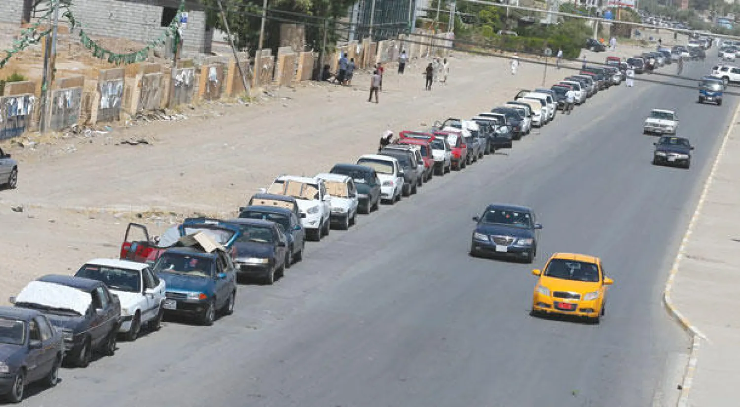 سائقون عراقيون يصطفون لتزويد سياراتهم بالوقود في محطة بكركوك أمس (أ.ف.ب)