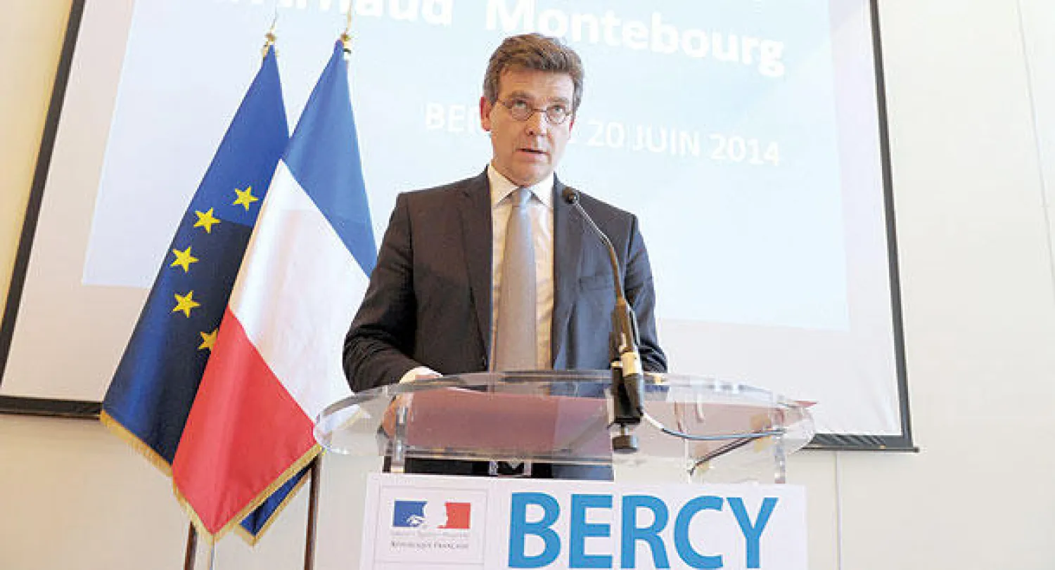 وزير الاقتصاد الفرنسي أرنو مونتبور خلال المؤتمر الصحافي الذي عقده أمس للإعلان عن خطة إنقاذ ألستوم (أ. ف. ب)