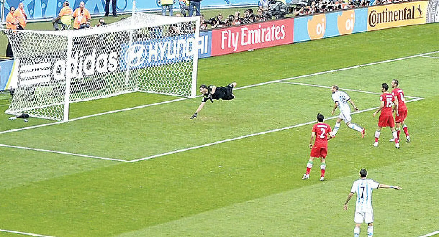 كرة ميسي غير الظاهر في الصورة في الشباك الإيرانية (أ.ف.ب)