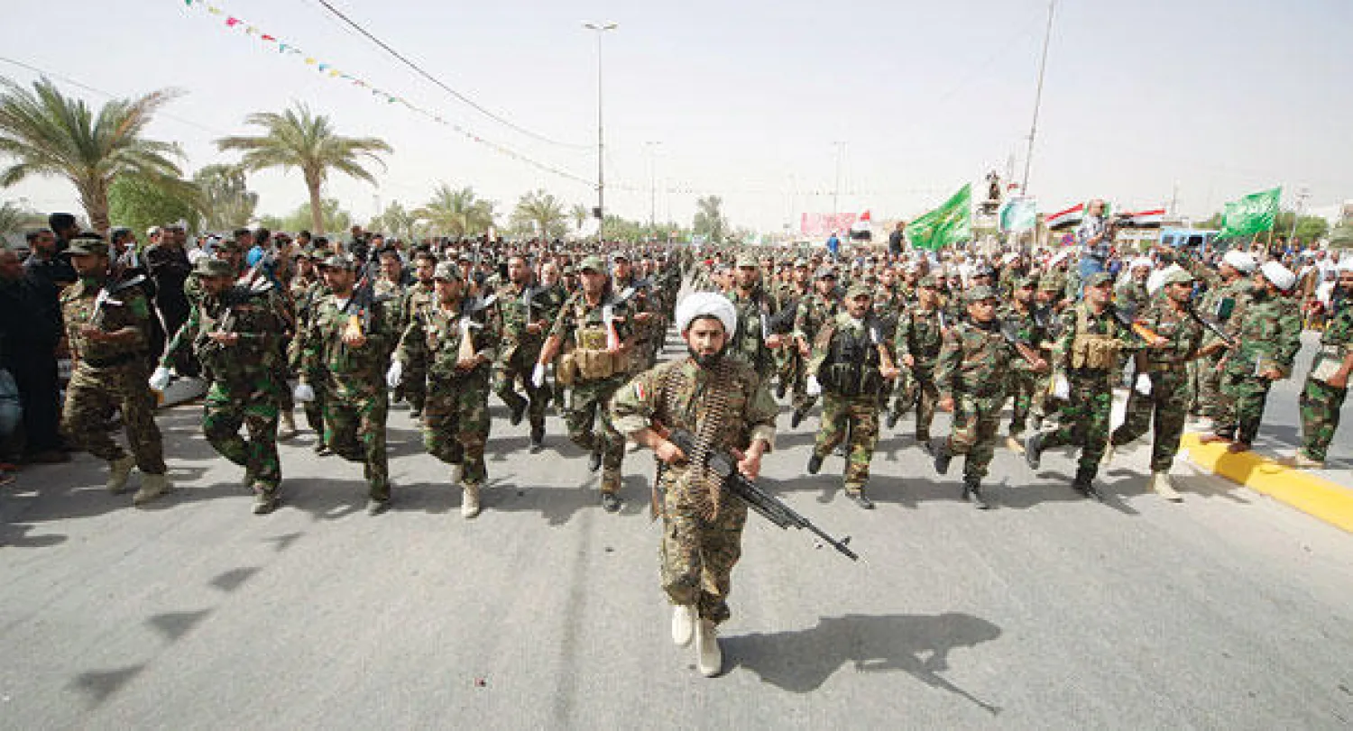 عناصر من جيش المهدي المؤيد لرجل الدين الشيعي مقتدى الصدر في عرض عسكري في مدينة كربلاء أمس (رويترز)