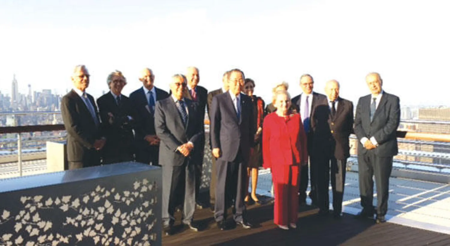 بان كي مون الأمين العام للأمم المتحدة ومادلين أولبرايت في صورة تذكارية مع المشاركين في منتدى اسبن الوزاري بنيويورك («الشرق الأوسط»)