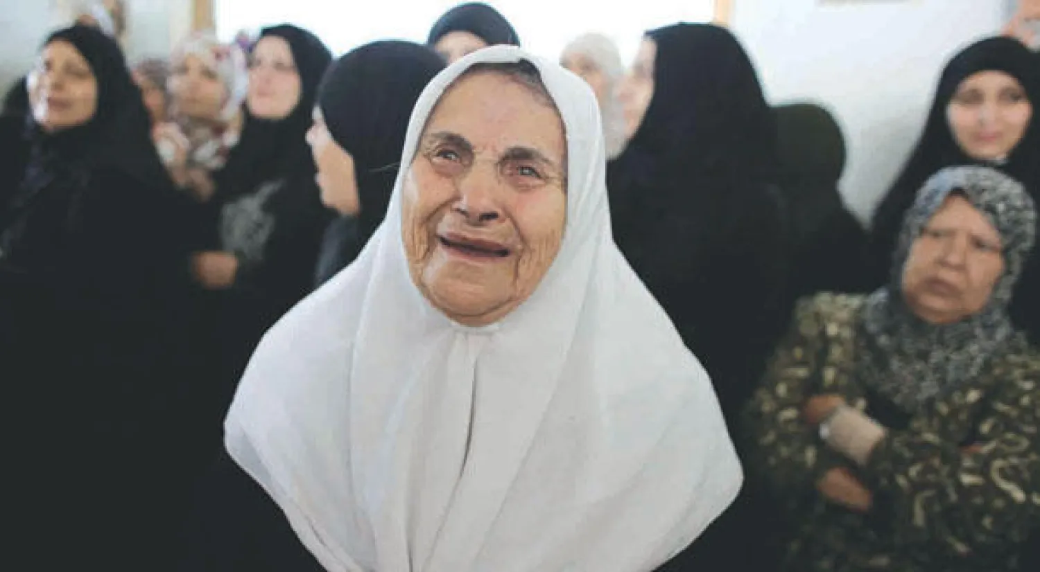 فلسطينية تبكي حفيدها الذي قتل على أيدي جنود إسرائيليين في مخيم العين للاجئين قرب مدينة نابلس بالضفة الغربية أمس (رويترز)