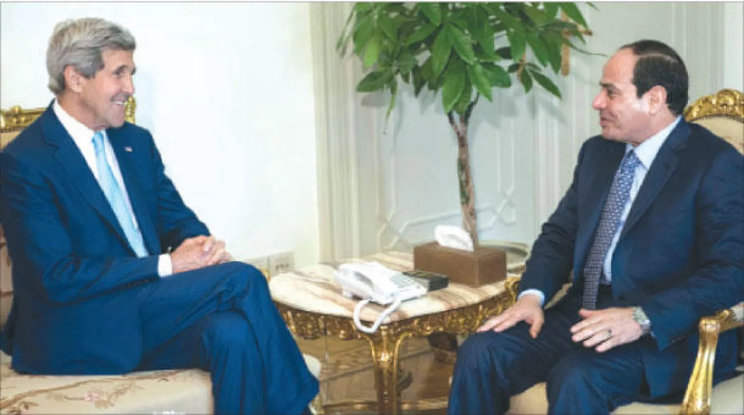 الرئيس المصري عبد الفتاح السيسي خلال استقباله وزير الخارجية الأميركي جون كيري في القاهرة أمس (رويترز)