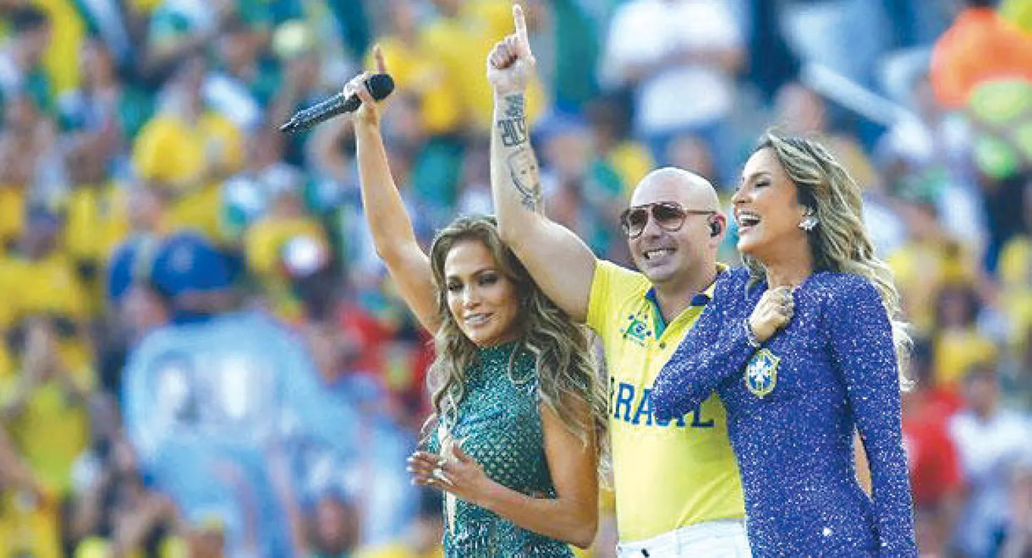 جنيفر لوبيز خلال افتتاح كأس العالم في البرازيل مرتدية الزي الذي صممه اللبناني شربل