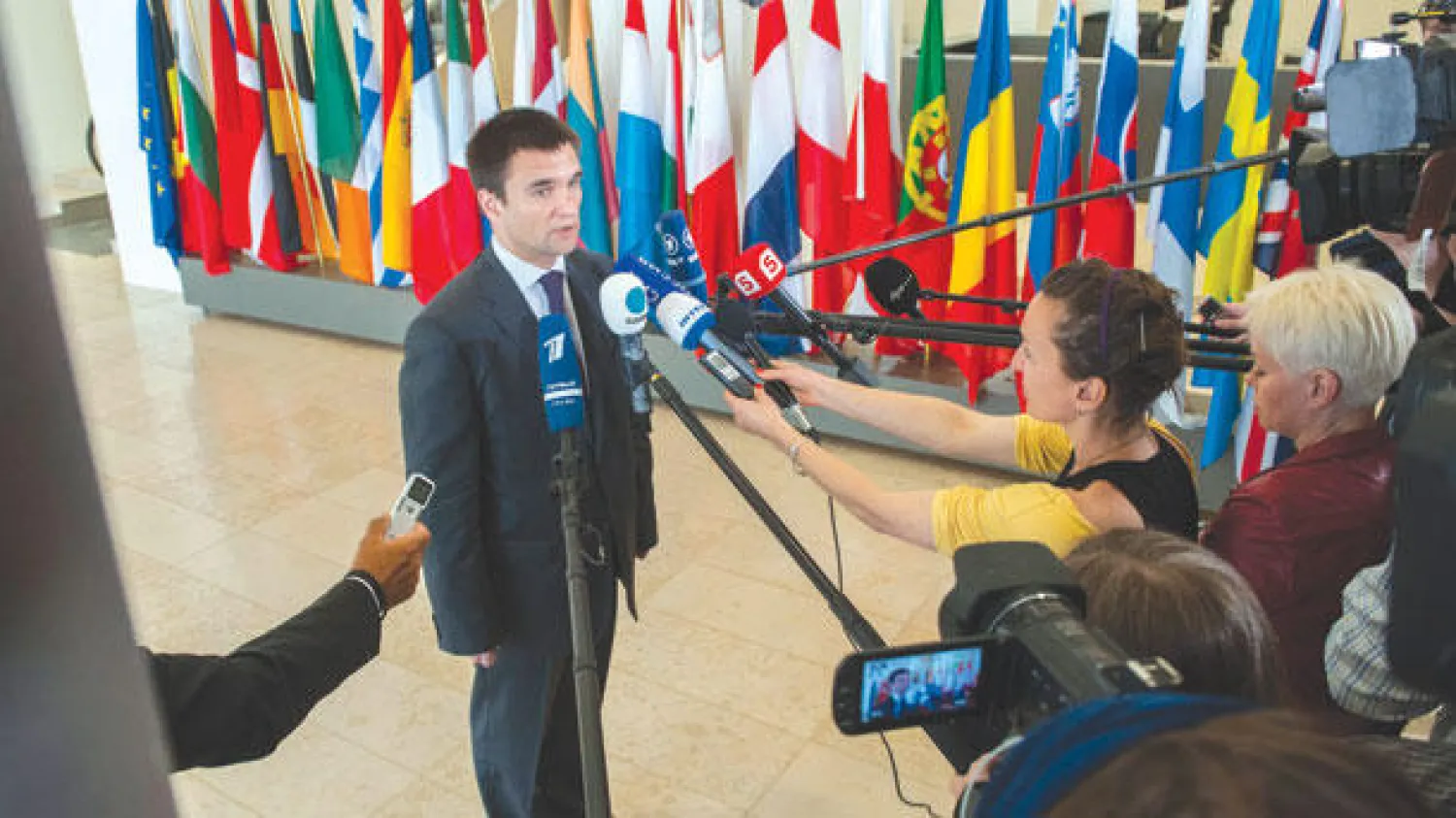 وزير الخارجية الأوكراني الجديد بافلو كليمكين يتحدث  إلى ممثلي وسائل الإعلام عقب انتهاء اجتماعات لوكسمبورغ أمس (إ.ب.أ)