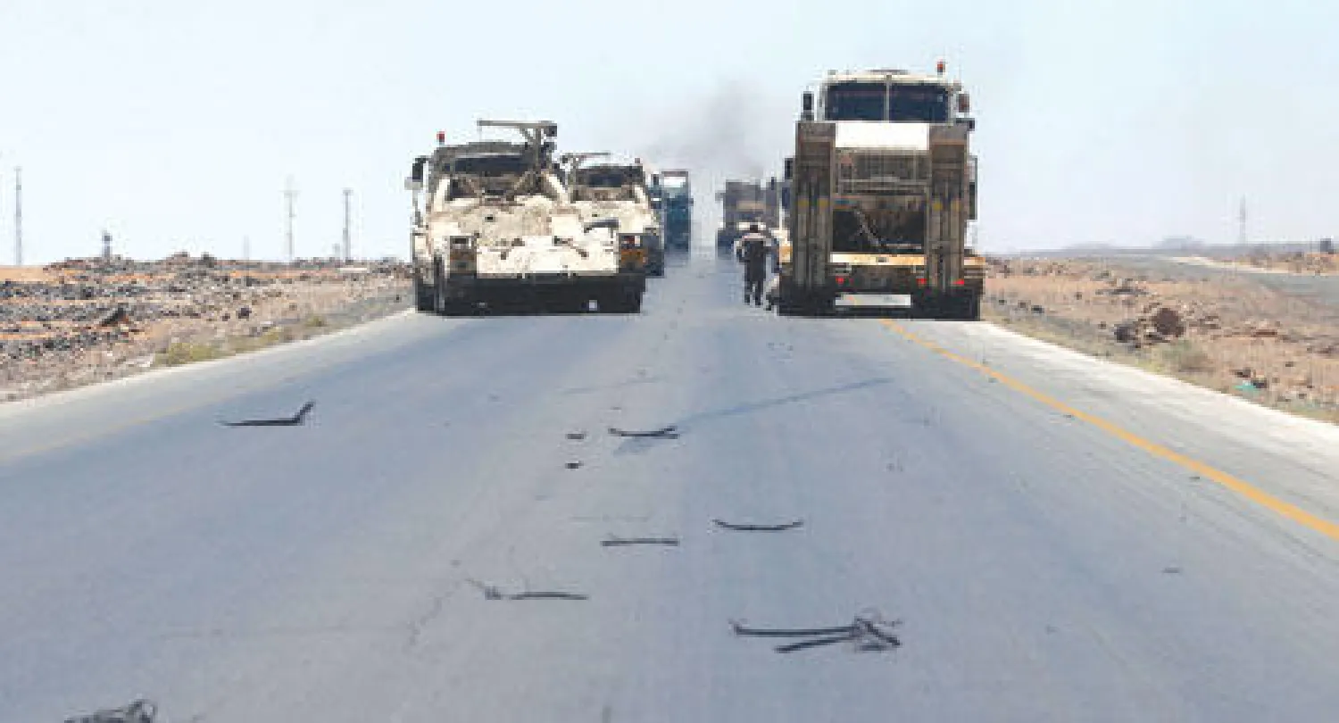 آليات عسكرية أردنية في طريقها إلى منطقة الرويشد على الحدود مع العراق حيث سقط في الجانب العراقي منه معبر طريبيل بيد مسلحين أمس (رويترز)