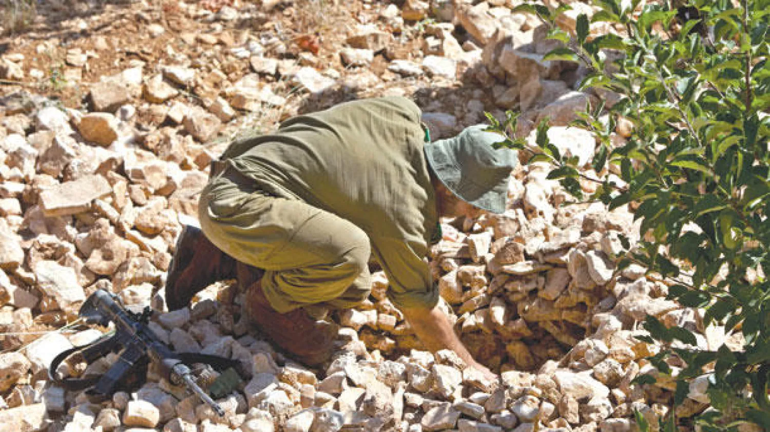 ما زال الجيش الإسرائيلي يبحث عن أنفاق قرب مدينة الخليل في الضفة الغربية في محاولة للعثور على المفقودين الإسرائيليين الثلاثة (أ.ب)