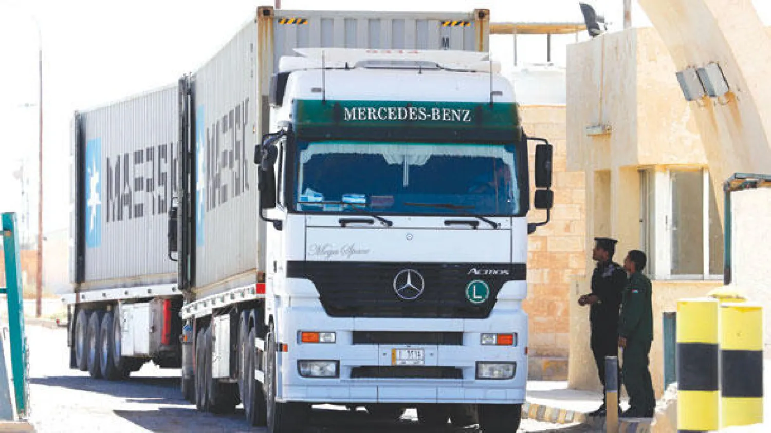 شاحنة تدخل الحدود الأردنية من خلال معبر الكرامة - طريبيل قادمة من العراق أمس. وأعلنت السلطات الأردنية استمرار العمل في المعبر لكن بشكل محدود (رويترز)