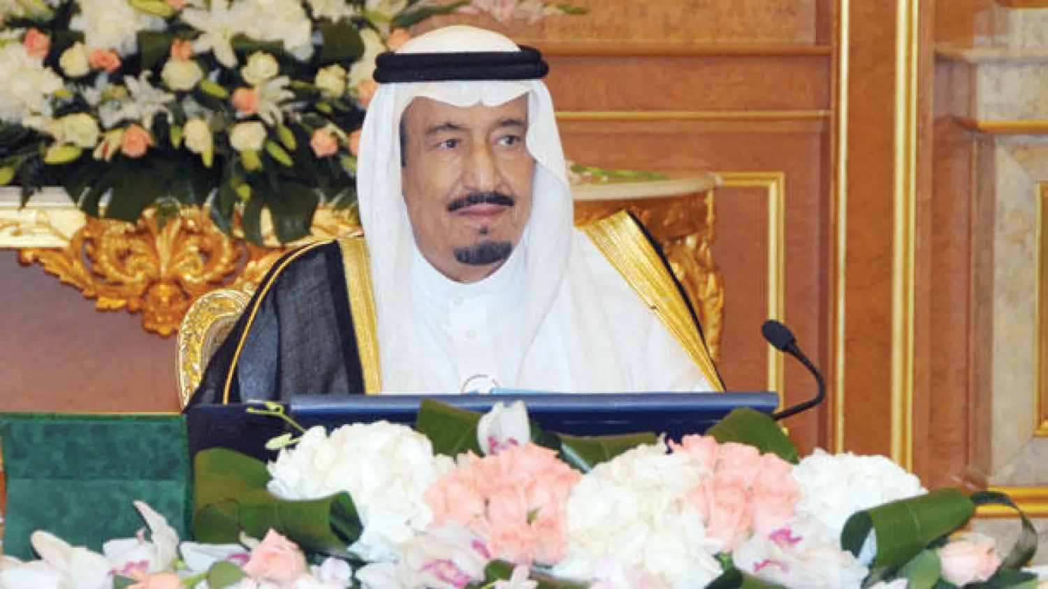 الأمير سلمان بن عبد العزيز لدى ترؤسه جلسة مجلس الوزراء في جدة أمس (واس)