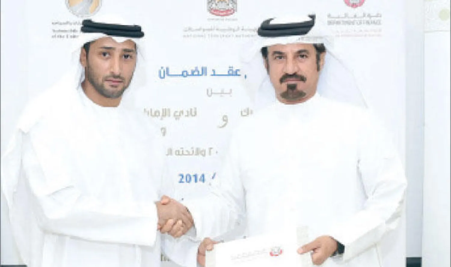 محمد خادم الهاملي (يسار) مدير عام الإدارة العامة لجمارك أبوظبي بالإنابة  ومحمد بن سليّم رئيس نادي الإمارات للسيارات خلال توقيع اتفاقية الضمان.