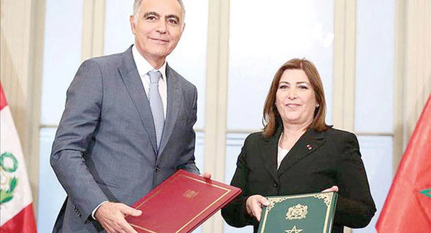 إيدا غايفاس فارانشيني وزيرة الخارجية البيروفية مع صلاح الدين مزوار وزير الخارجية المغربية،  خلال افتتاح الاحتفال بالذكرى الخمسين للعلاقات الدبلوماسية بين البلدين، في ليما أول من أمس