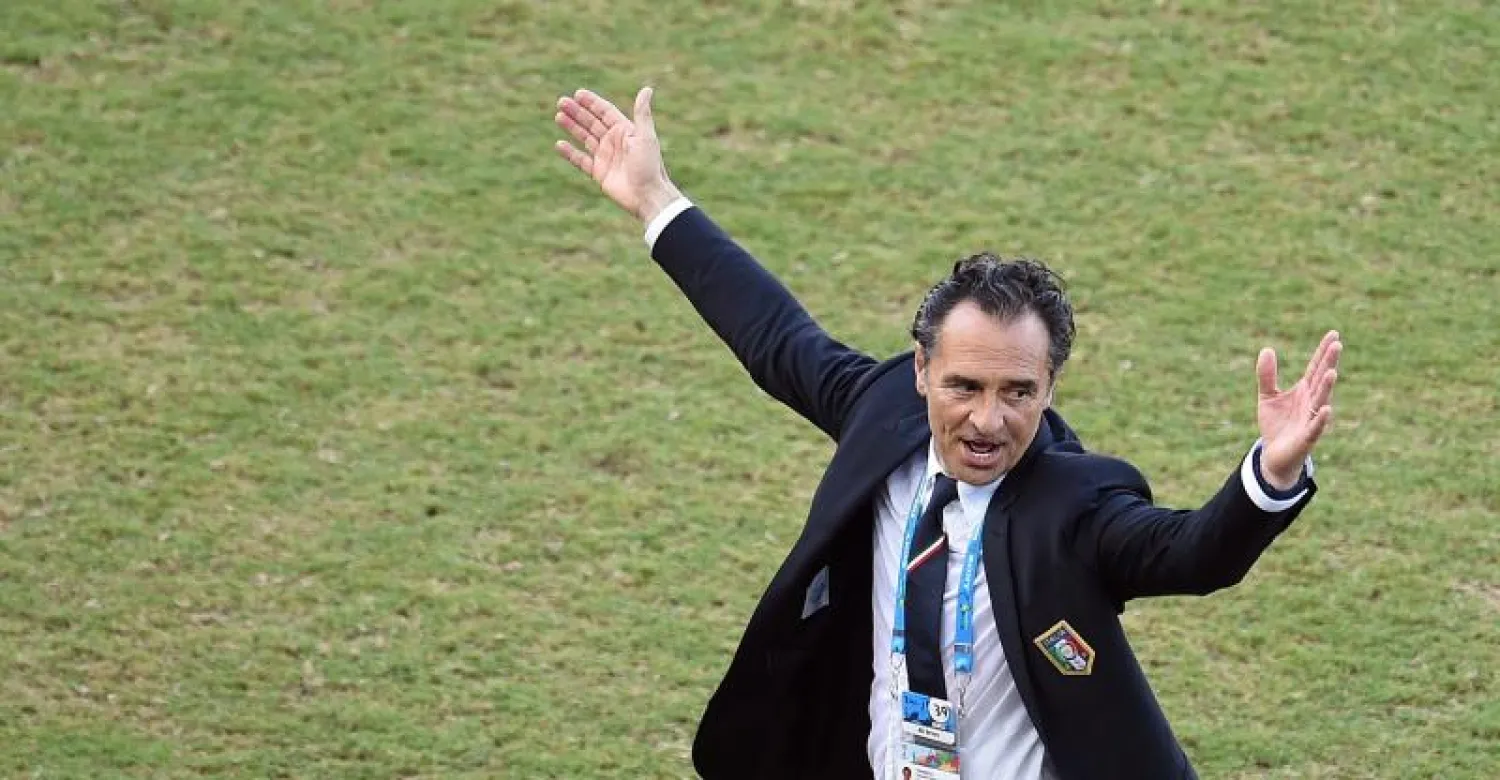 برانديللي محتجا على أحد قرارات حكم مباراتهم أمام الأوروغواي (أ.ب)