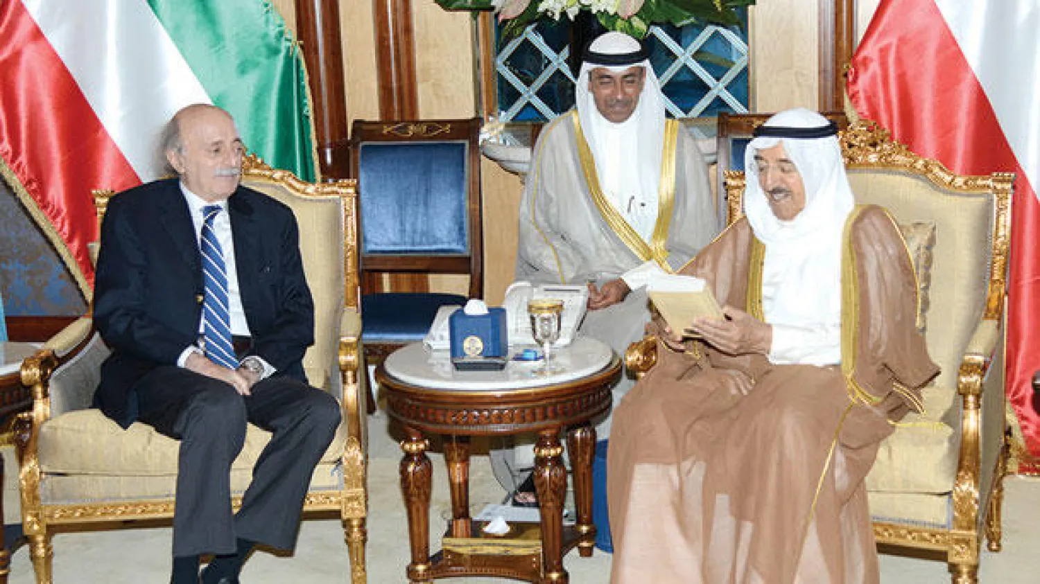 أمير الكويت الشيخ صباح الأحمد الجابر الصباح خلال لقائه رئيس الحزب التقدمي الاشتراكي اللبناني وليد جنبلاط أمس (كونا)