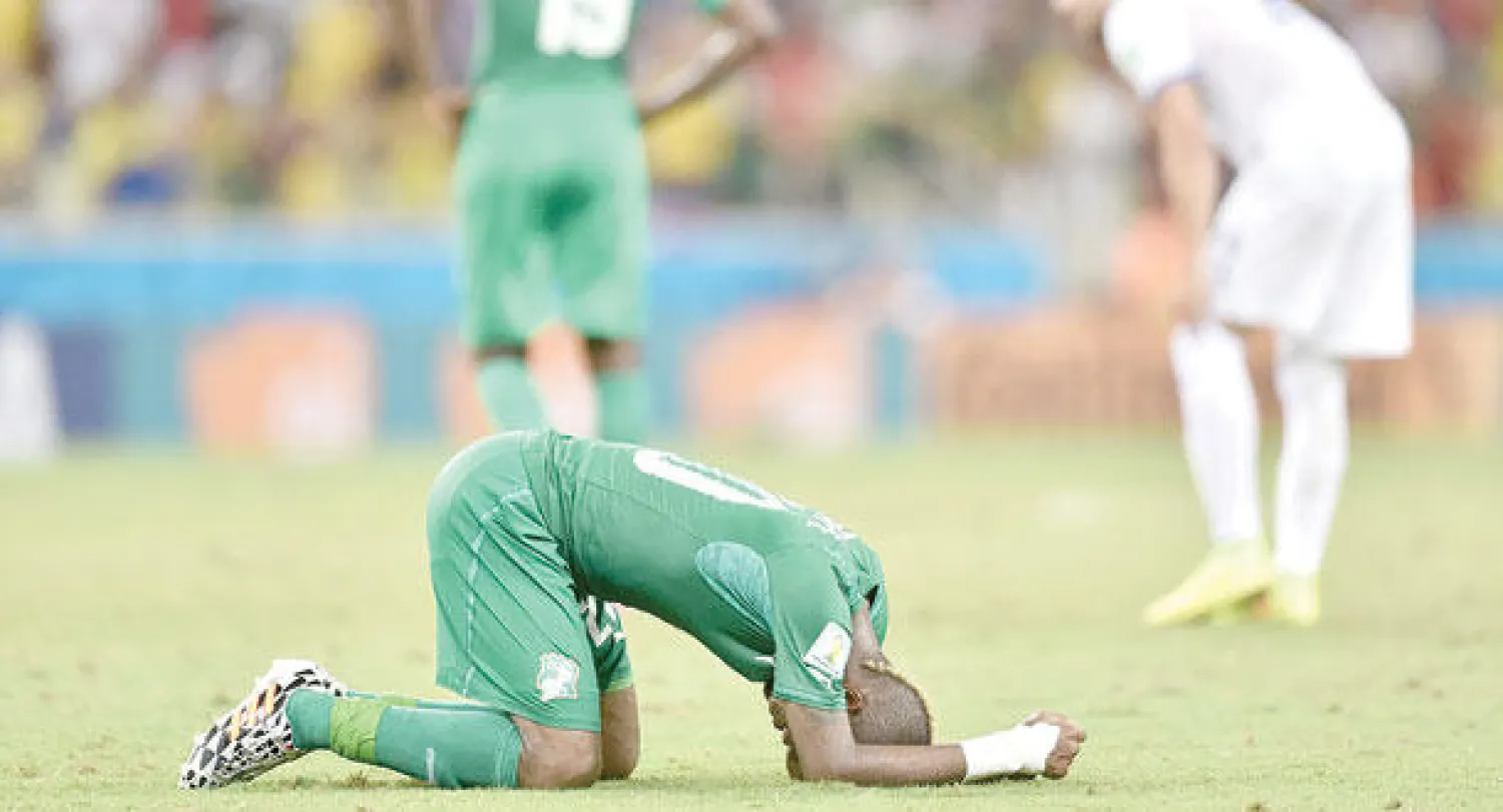 أحد لاعبي ساحل العاج يندب حظه بعد الخروج من المونديال (أ.ف.ب)