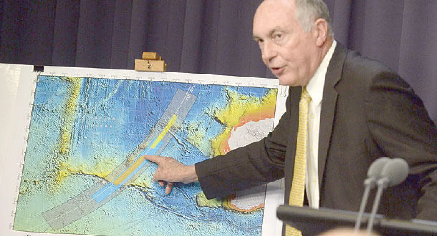 نائب رئيس الوزراء الأسترالي وارن تراس يشير إلى منطقة البحث الجديدة  عن الطائرة الماليزية المفقودة، داخل البرلمان في كانبيرا، أمس (إ.ب.أ)