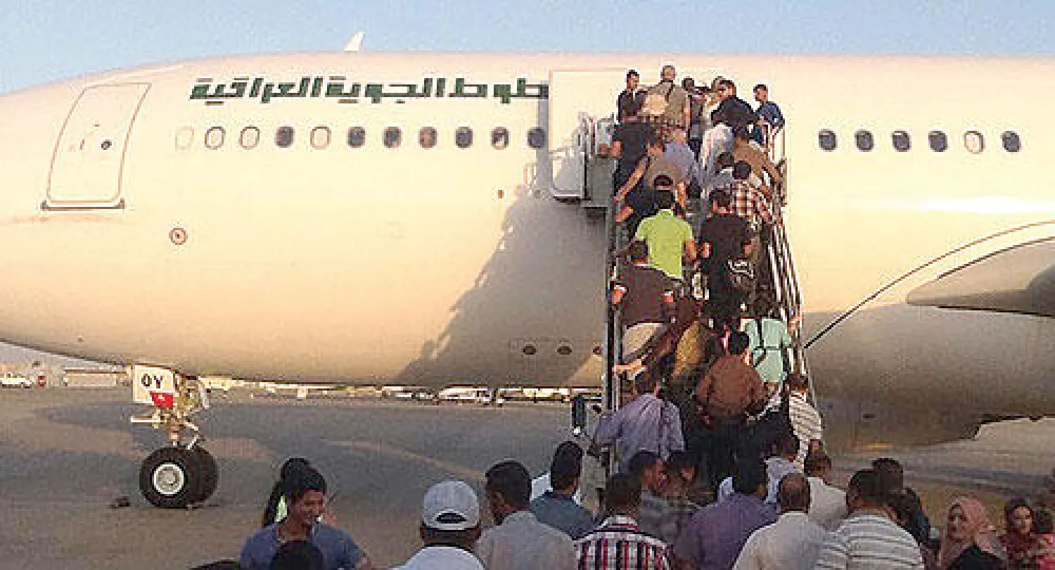 بغداديون حائرون أمام مكاتب السفر.. وحجوزات التذاكر في يد مضاربين يسعون للربح