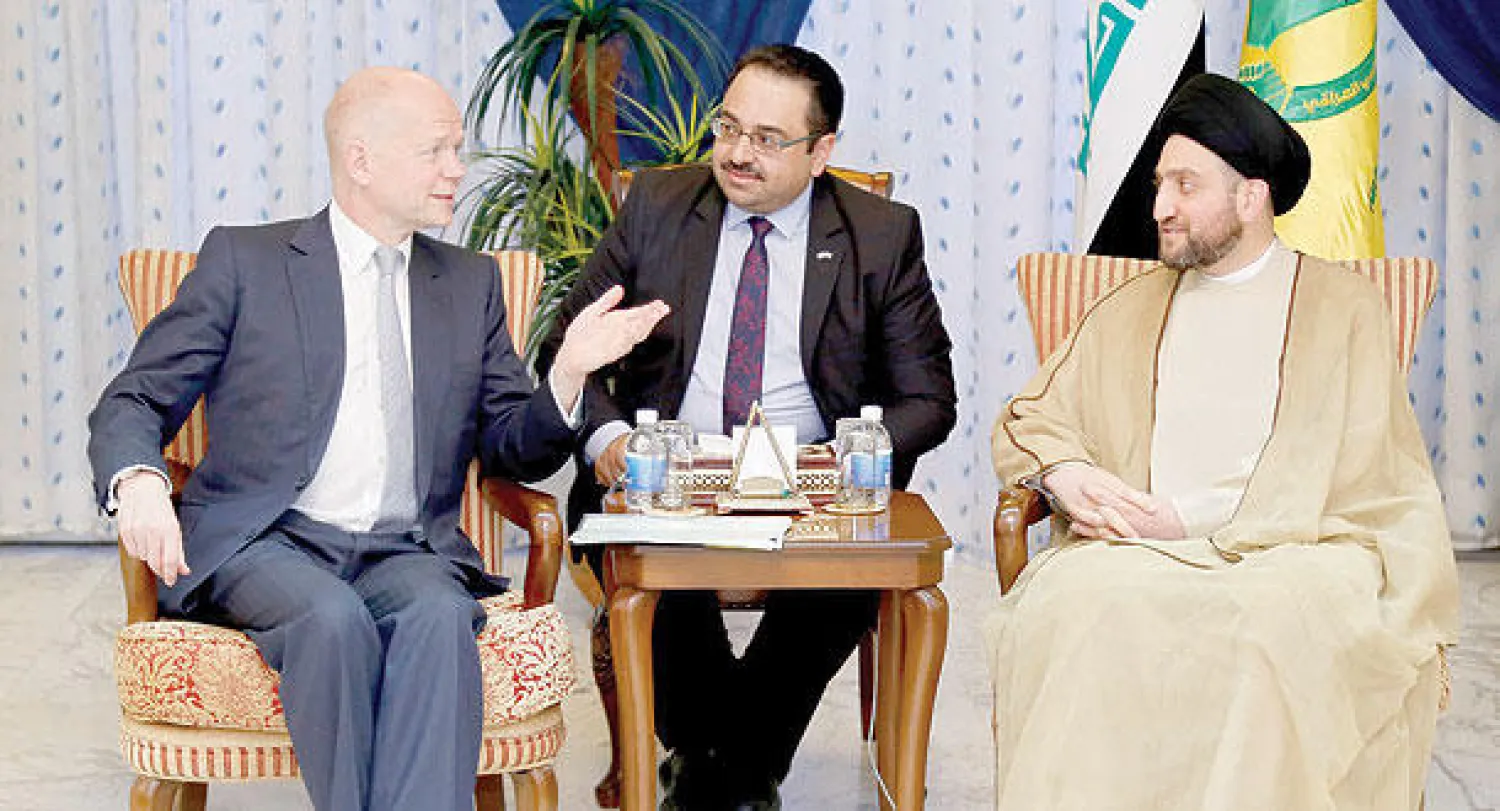 وليام هيغ وزير الخارجية البريطاني خلال حديثه مع عمار الحكيم زعيم المجلس الأعلى الإسلامي ببغداد أمس (رويترز)
