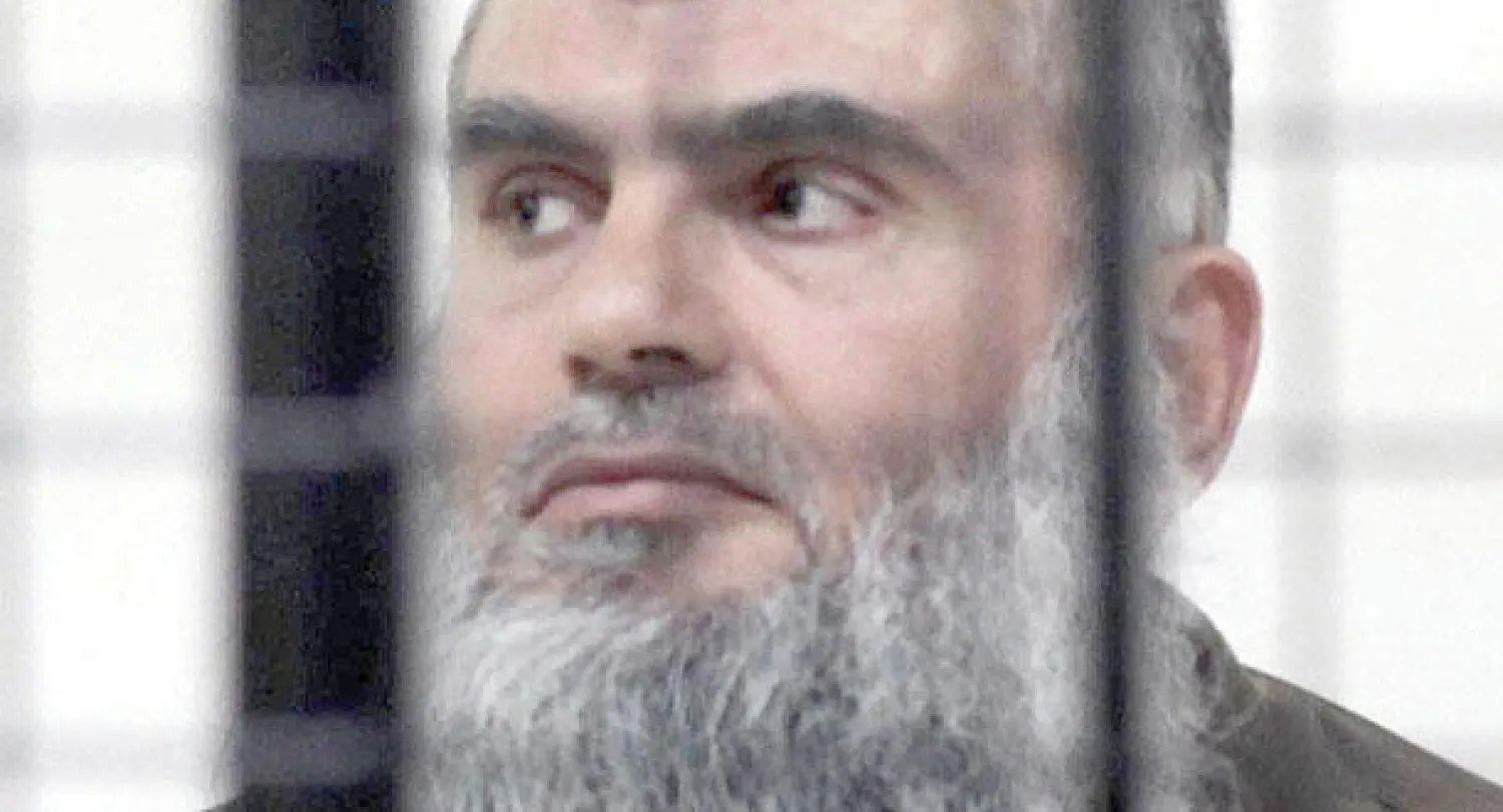 أبو قتادة خلف القضبان في محكمة أمن الدولة الأردنية أمس (أ.ف.ب)