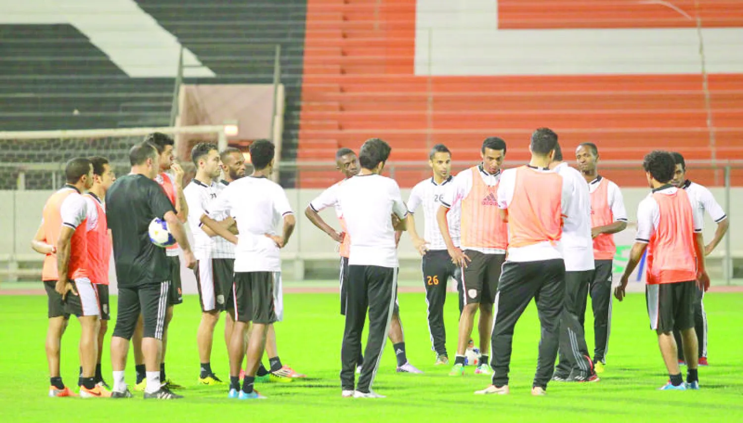 جانب من تدريبات الشباب