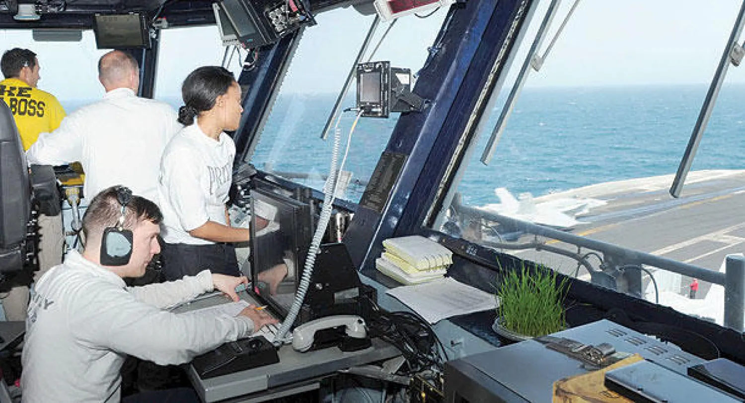 حاملة طائرات تابعة للبحرية الأميركية تستعد لإطلاق طائراتها الاستطلاعية في العراق (أ.ف.ب)