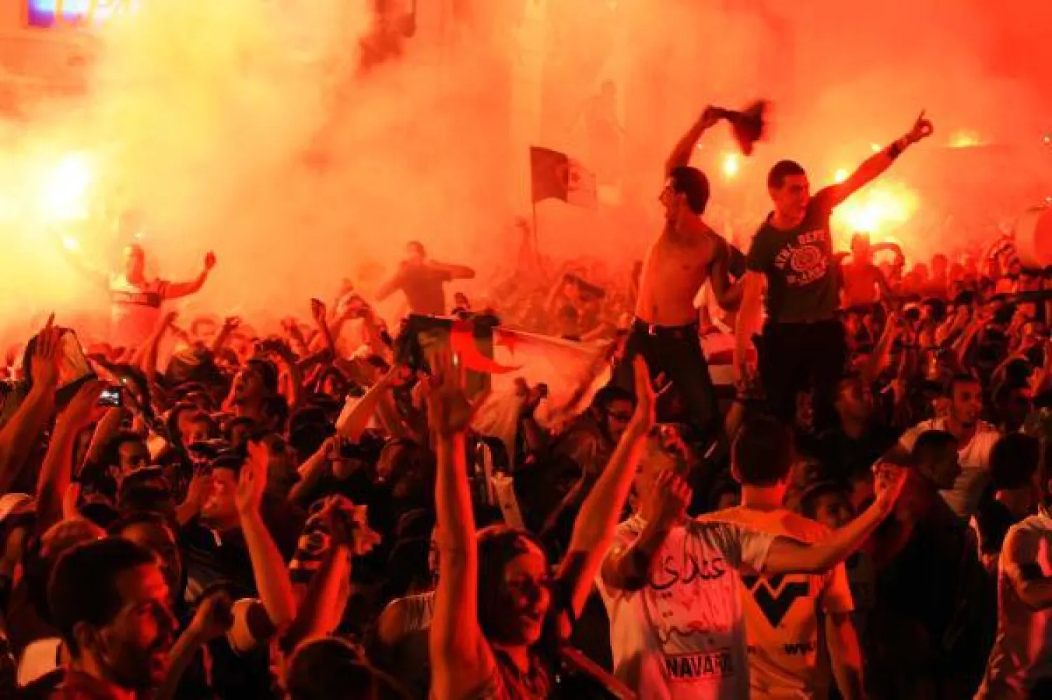 قتيلان و31 جريحا بالجزائر في احتفالات فوز المنتخب