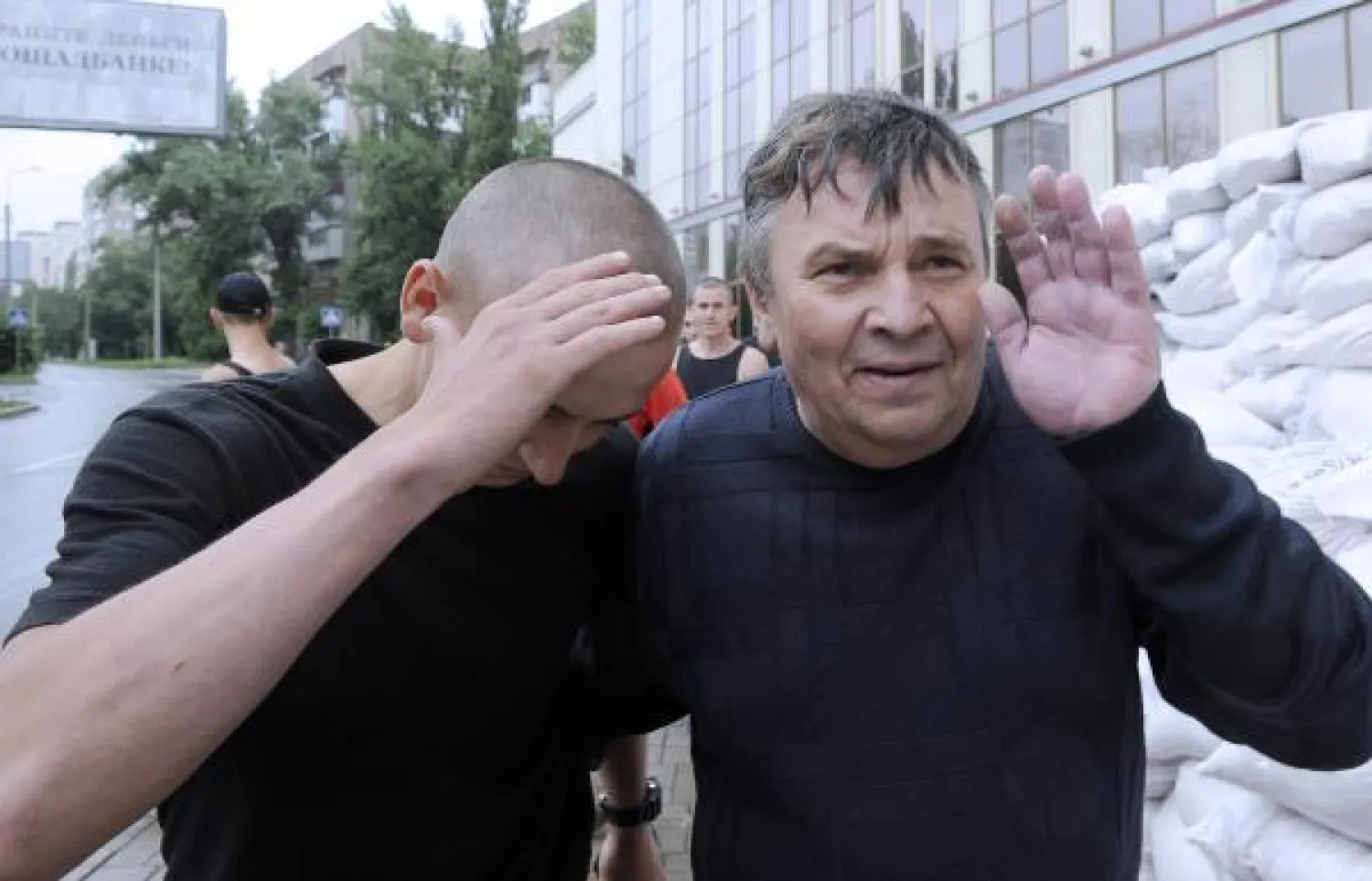 الرئيس الأوكراني يمدد وقف إطلاق النار 72 ساعة