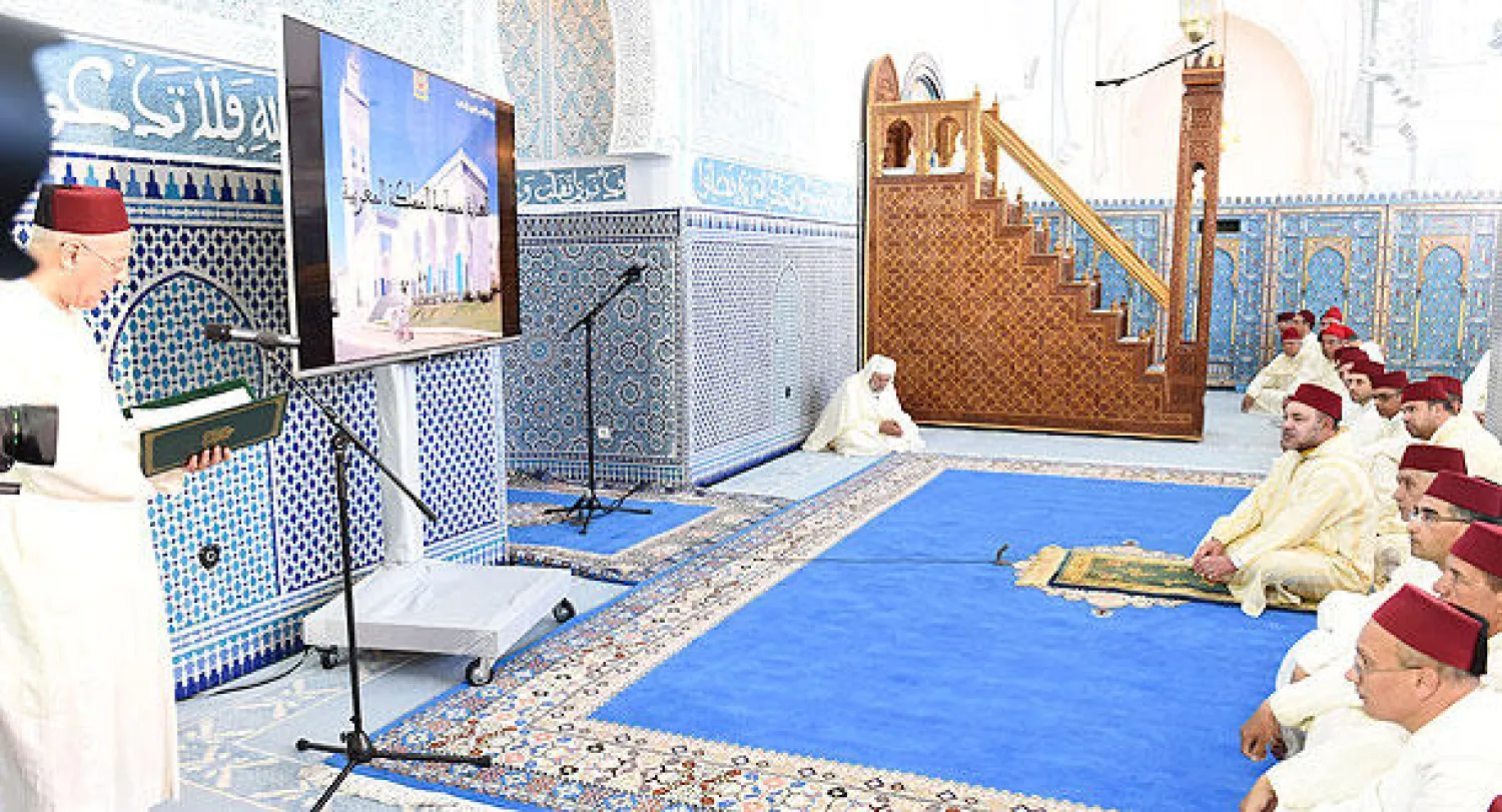 أحمد التوفيق وزير الأوقاف والشؤون الإسلامية المغربي يلقي خطبة الجمعة أمام العاهل المغربي  في مسجد محمد الخامس بالفنيدق أمس (ماب)