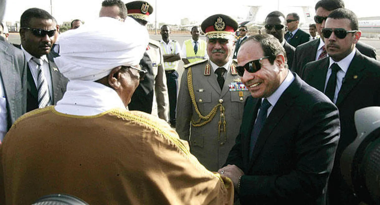 الرئيس السوداني عمر البشير يستقبل نظيره المصري عبد الفتاح السيسي لدى وصوله إلى مطار الخرطوم أمس في زيارة قصيرة (إ.ب.أ)