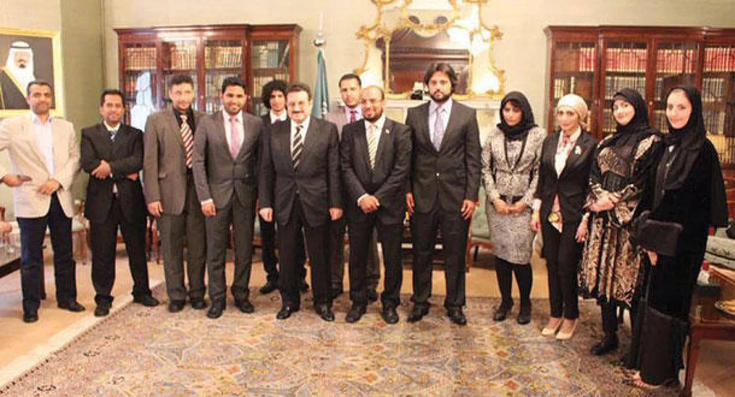 الأمير محمد بن نواف لدى استقباله أعضاء نادي الإعلاميين السعوديين في بريطانيا (واس)