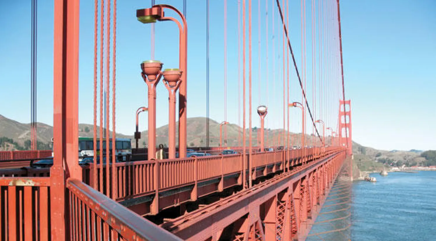 رسم تخيلي للشبكة المزمع إقامتها تحت جسر سان فرانسيسكو للحد من حالات الانتحار (أ.ب)