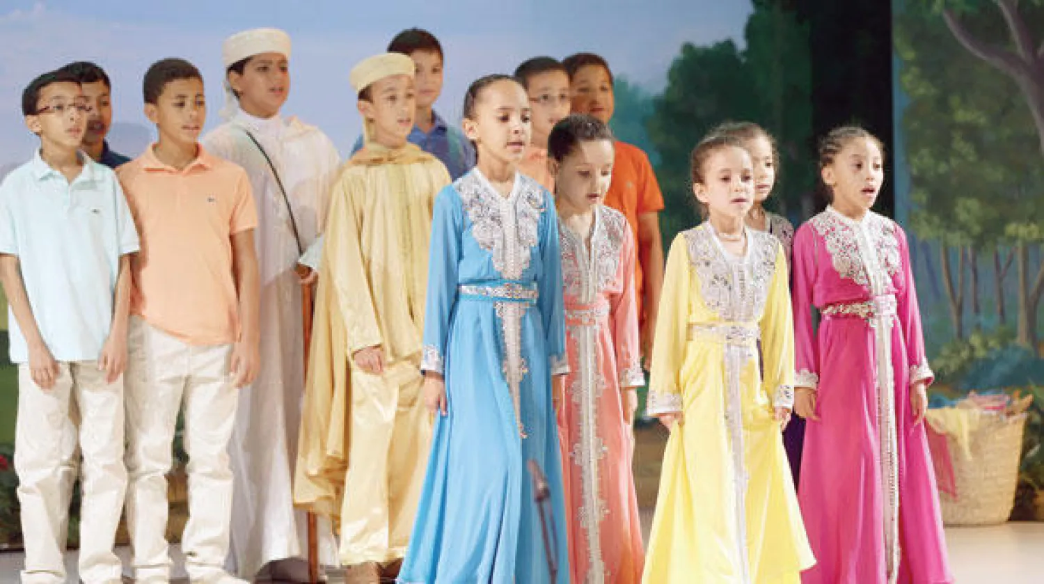 جانب من العروض الفنية التي قدمت مساء أول من أمس خلال حفل نهاية الموسم الدراسي بالمدرسة المولوية بالقصر الملكي في الرباط (ماب)