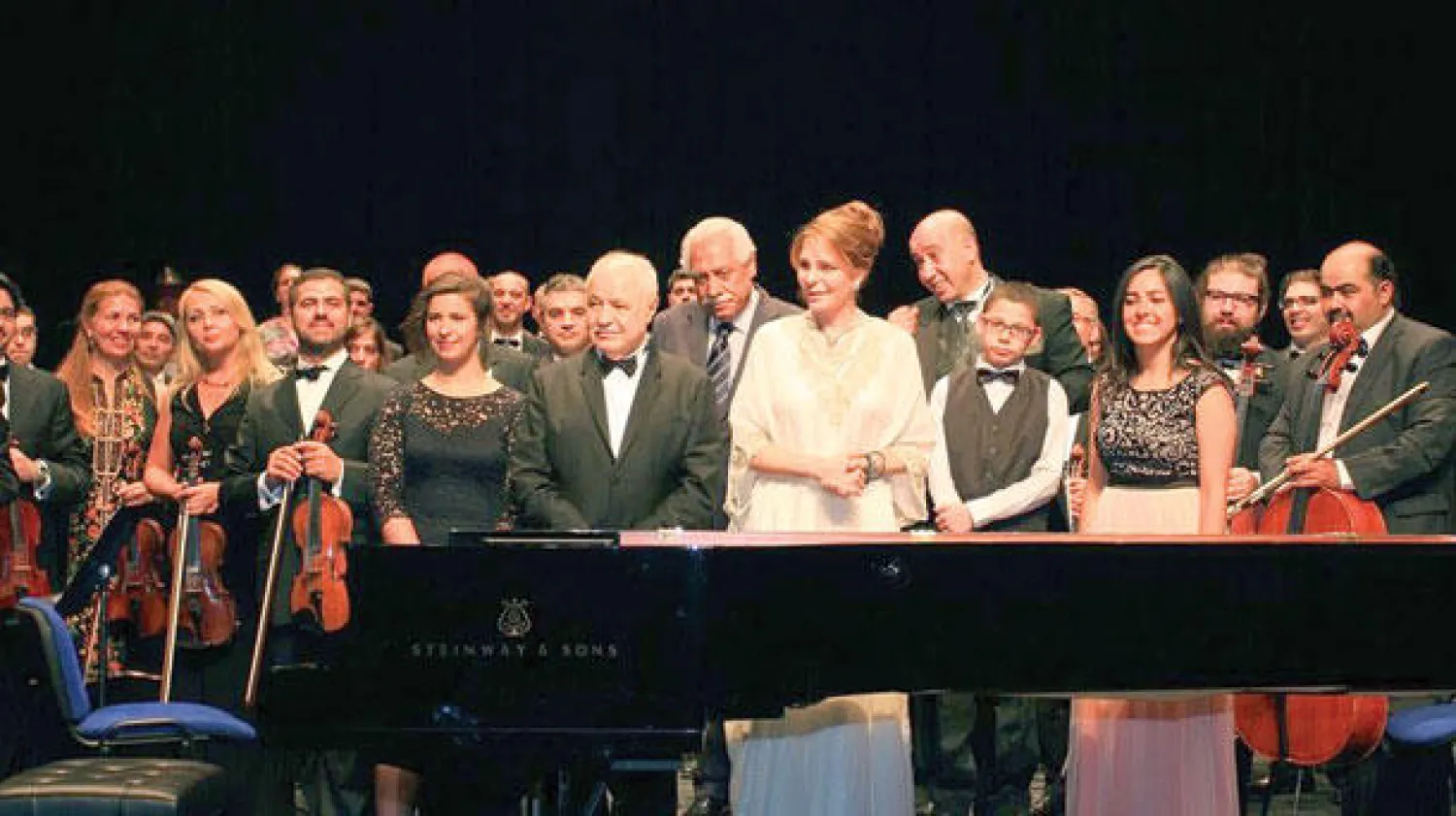 الملكة نور تتوسط أعضاء الأوركسترا (خاص بـ«الشرق الأوسط»)