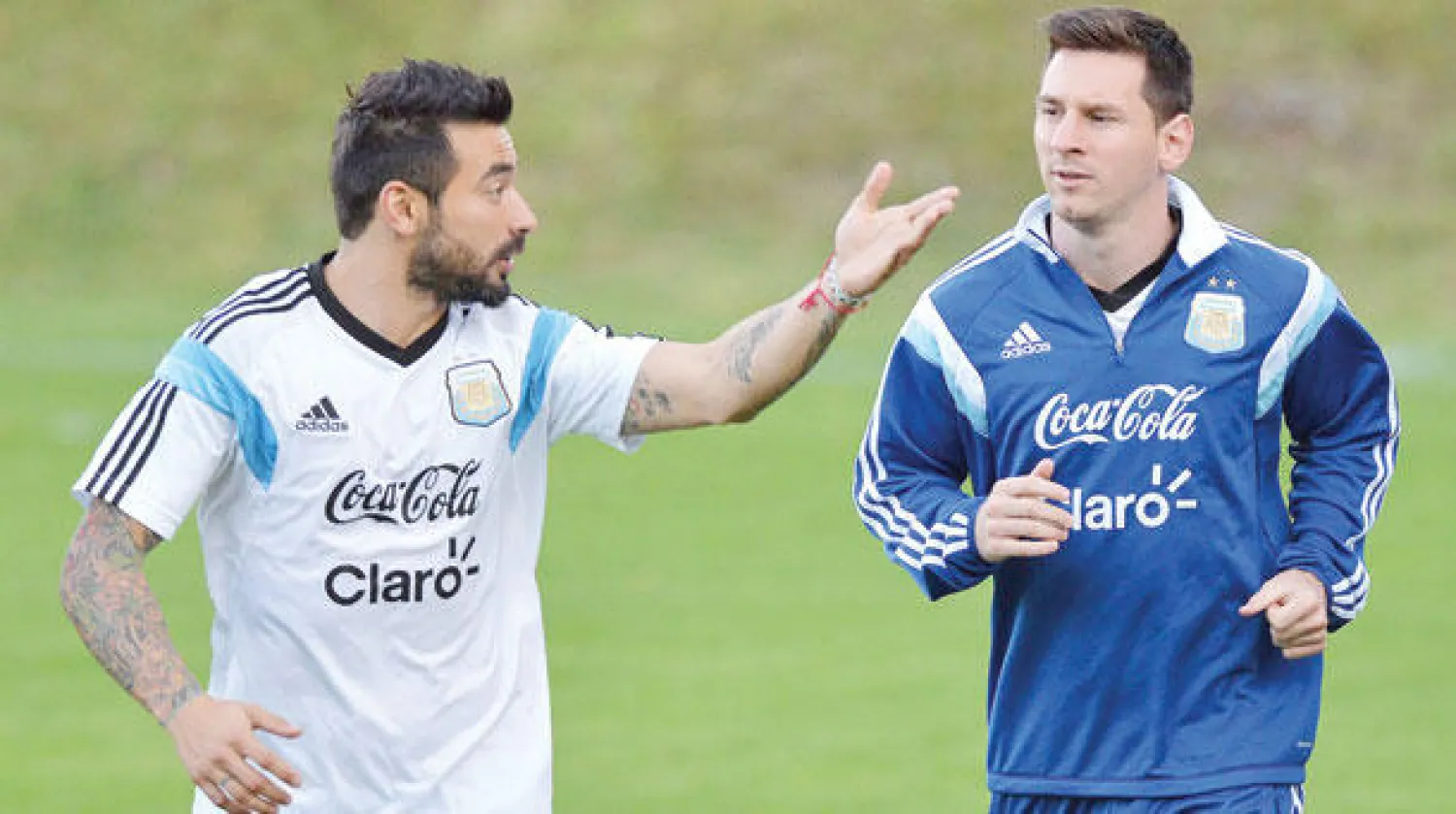 لافيتسي يتحدث مع ميسي خلال تدريبات الأرجنتين (إ.ب.أ)
