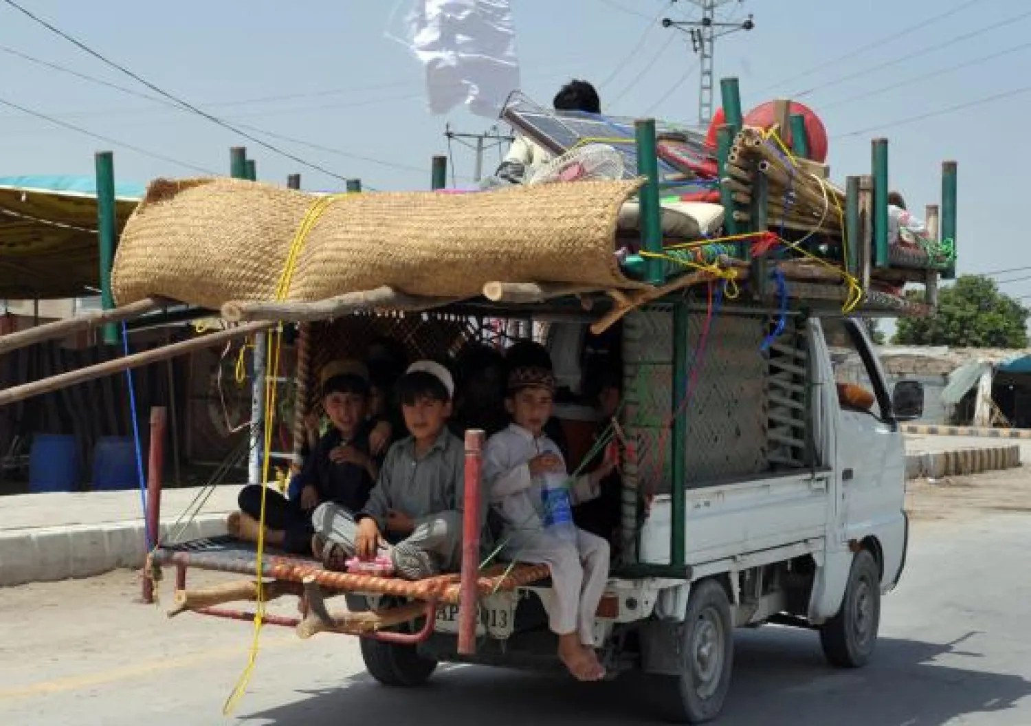 باكستانيون فارون من إقليم وزيرستان إثر عملية للجيش ضد عناصر طالبان (أ.ف.ب)